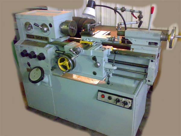 Загальний вигляд токарно-гвинторізного верстата 1ІС611В 1ІС611В Загальний вигляд токарно-гвинторізного верстата